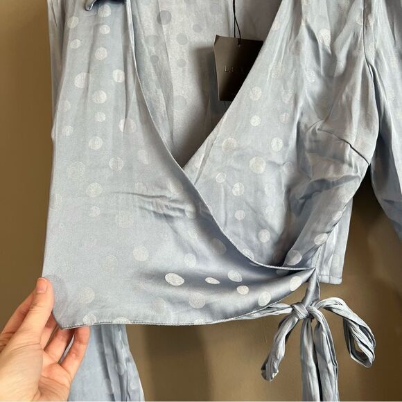 ✨ Le Lis Women’s Blue Silk Satin Polka Dot Wrap Top Medium NWT - Picture 4 of 9